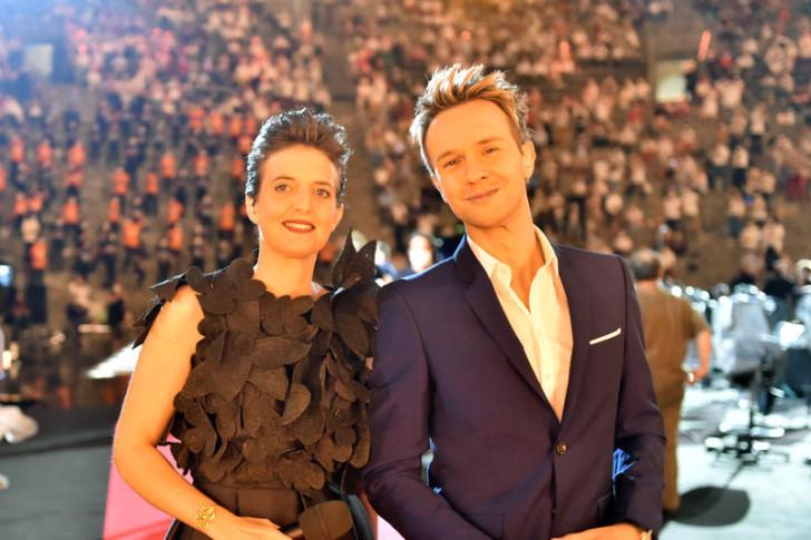 Judith Chaine et Cyril Féraud, en tenue de soirée, photographiés sur la scène du théâtre antique